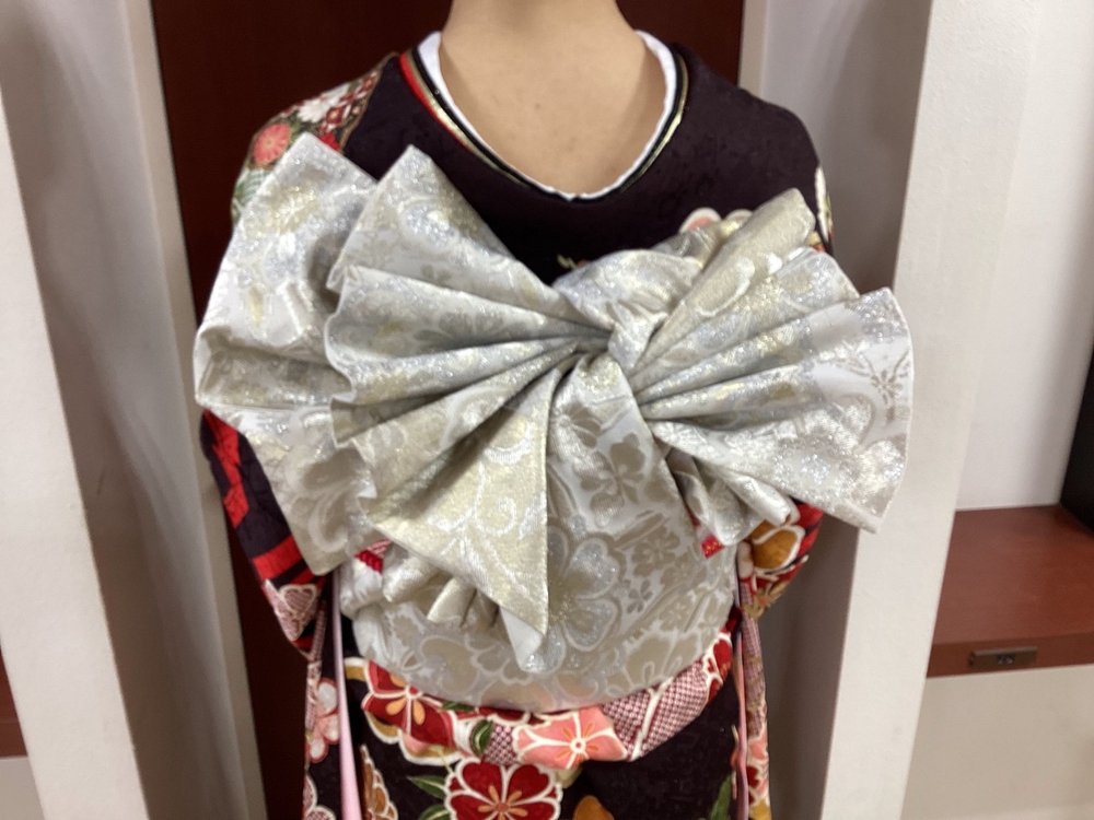 振袖の着付けの作例（白銀の帯結び）
