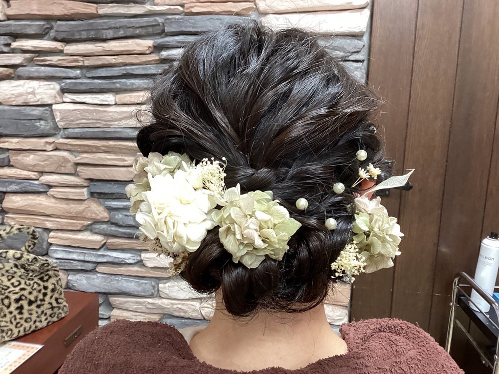 アップスタイルの作例（花飾りをあしらったまとめ髪）